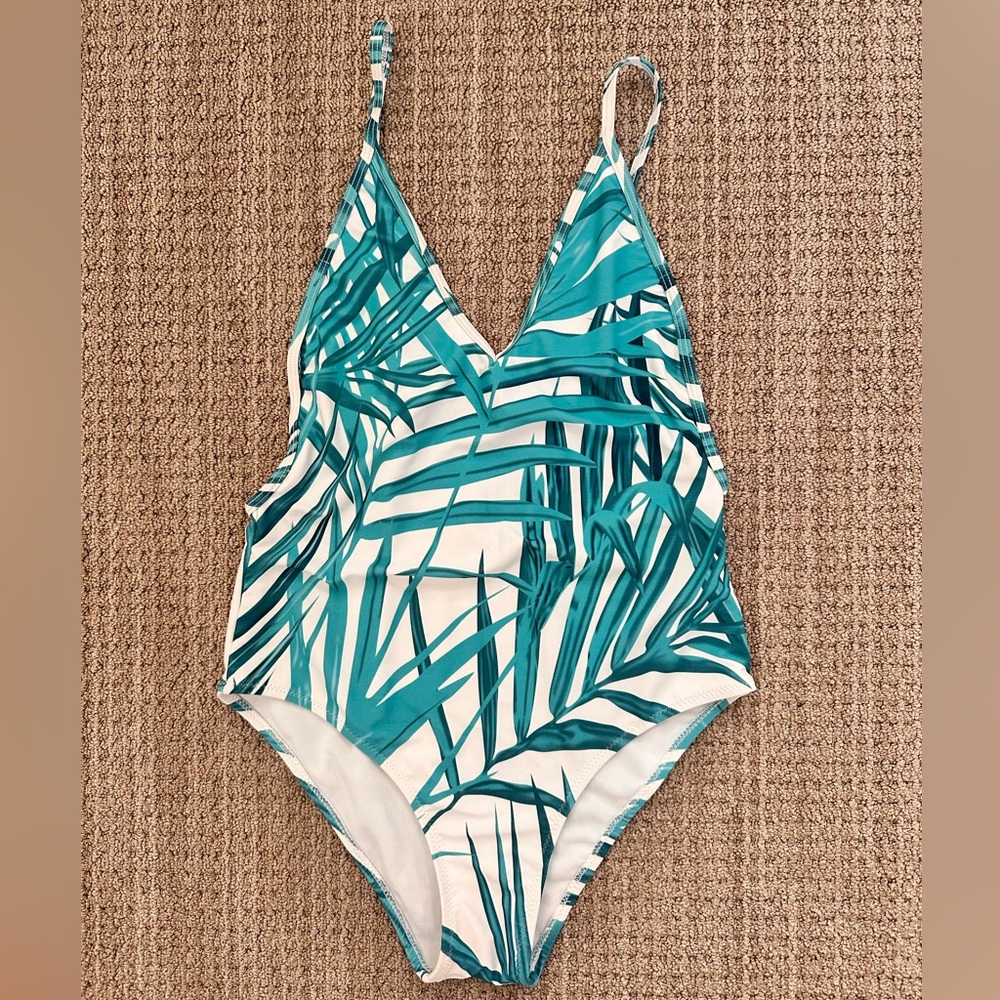 #10 Women’s Cup She Bathing Suit Leaf Print White/Green in Size Small.